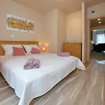 Few Steps From The Center - New And Modern For 4 Persons 公寓 *
