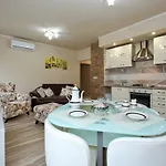 Few Steps From The Center - New And Modern For 4 Persons 公寓