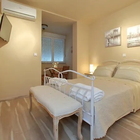 Few Steps From The Center - New And Modern For 4 Persons * ザダル