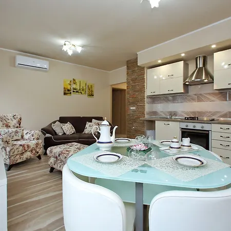 Few Steps From The Center - New And Modern For 4 Persons Lejlighed