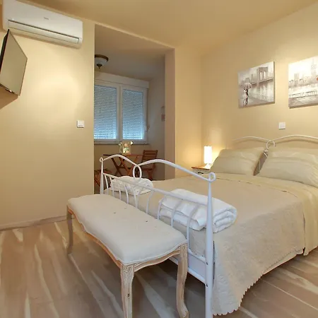 Few Steps From The Center - New And Modern For 4 Persons Daire *