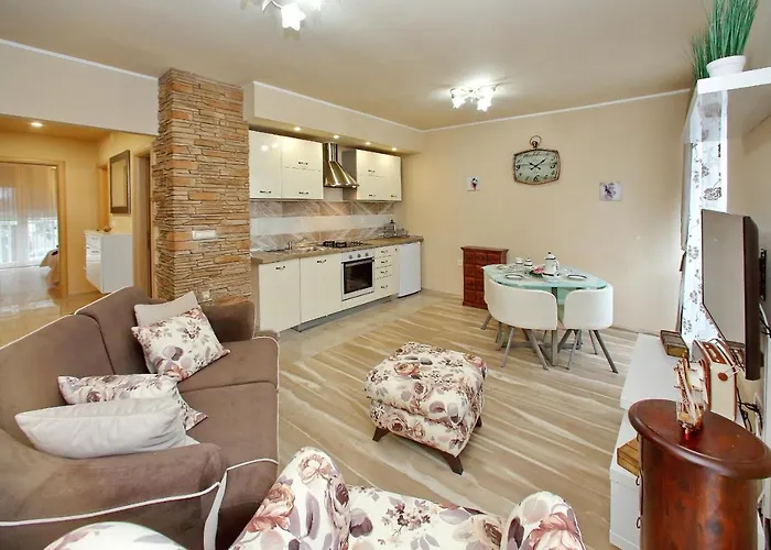Few Steps From The Center - New And Modern For 4 Persons דירה *
